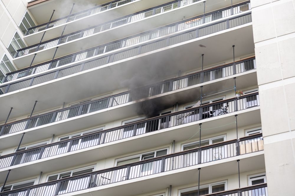 Middelbrand door oververhitte frituurpan in Vlaardingse flat