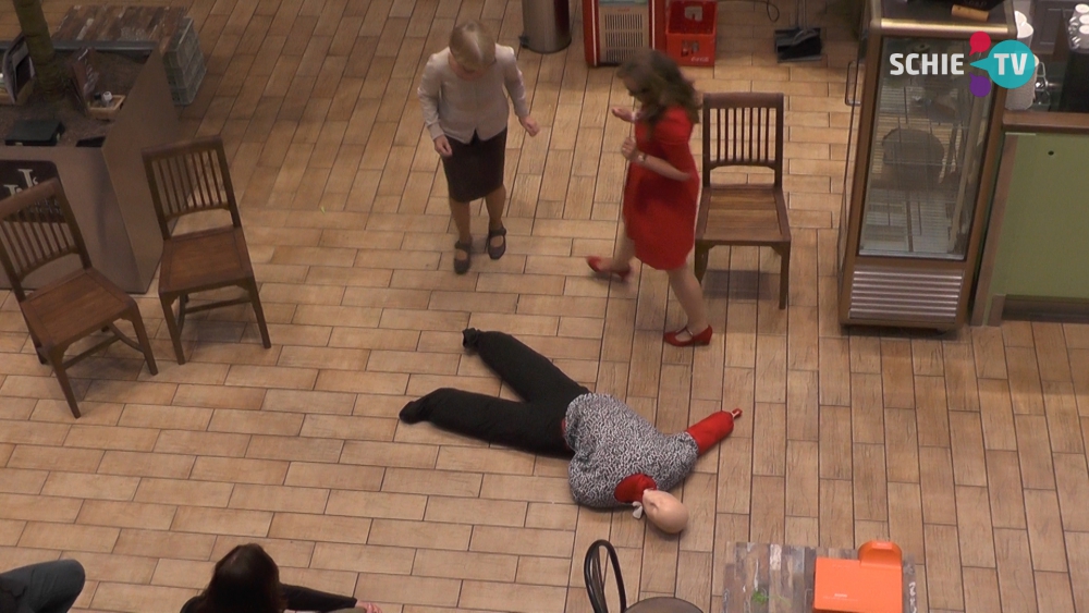 KNAP speelt 'Vreemden in een lift' midden in een winkelcentrum