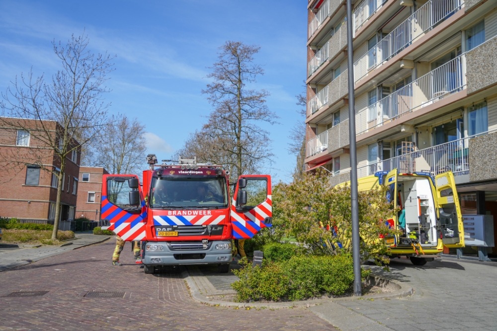 Brandweer bevrijdt ambulancepersoneel en patiënt uit vastgelopen lift in Vlaardingen