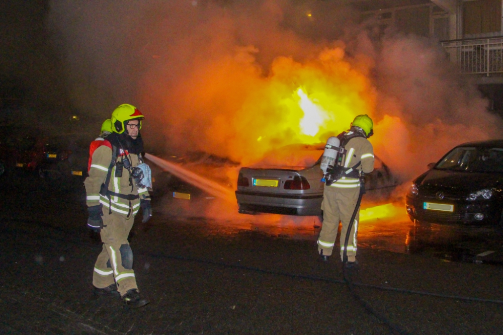 Auto volledig uitgebrand, twee andere auto's beschadigd op het Bachplein