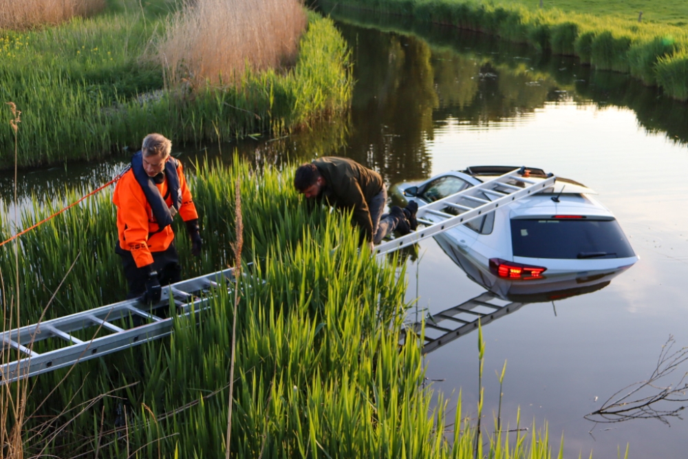 Man van dak te water geraakte auto gered