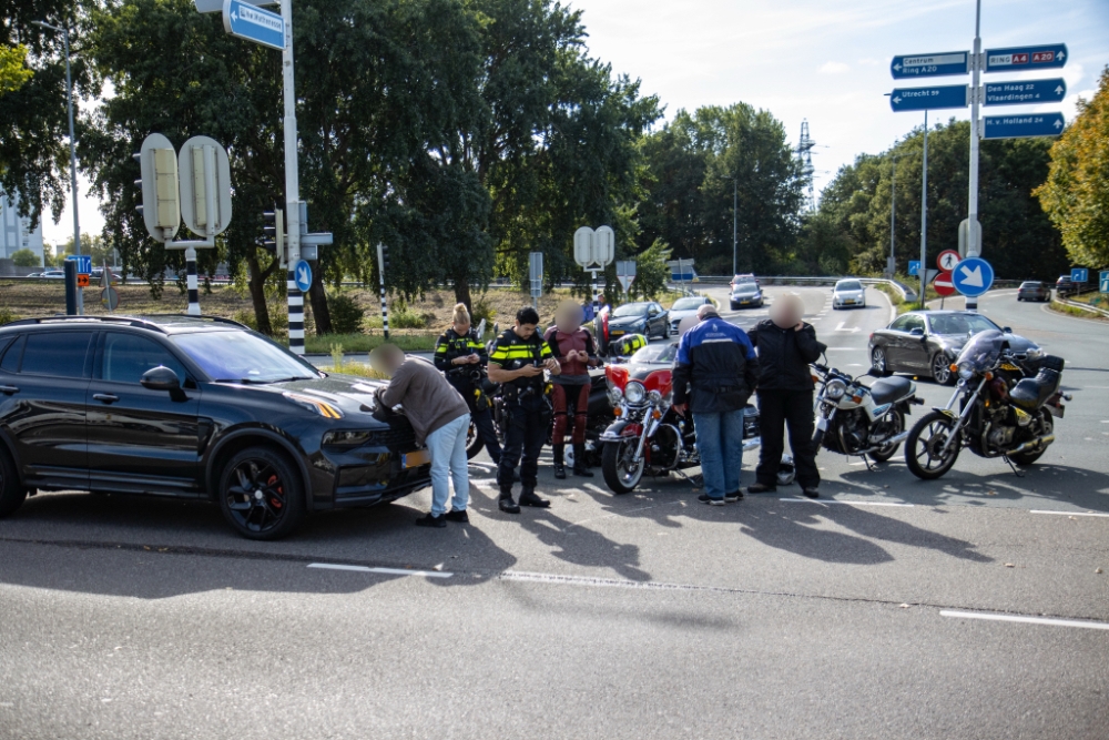 Motorrijder gewond naar ziekenhuis gebracht na aanrijding met auto