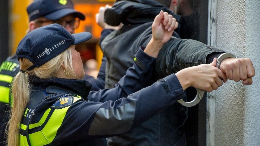 Zeven aanhoudingen voor mishandeling Algerijnse voetbalfans bij De Kuip