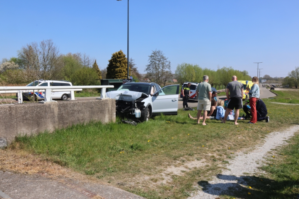 Auto raakt van de weg en ramt lantaarnpaal en brug