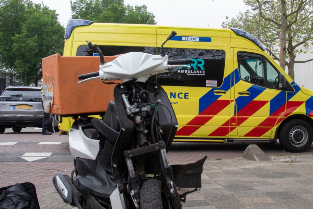 Scooterrijder flink gewond na aanrijding op kruispunt 's-Gravelandseweg
