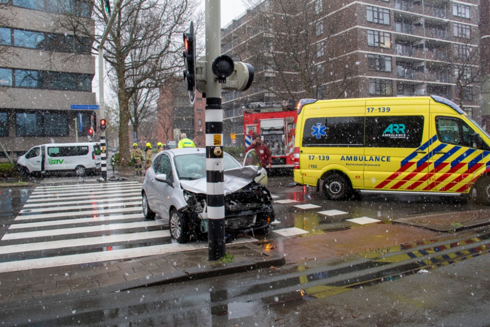Meerdere gewonden en flinke ravage na aanrijding op kruispunt 's Gravelandseweg