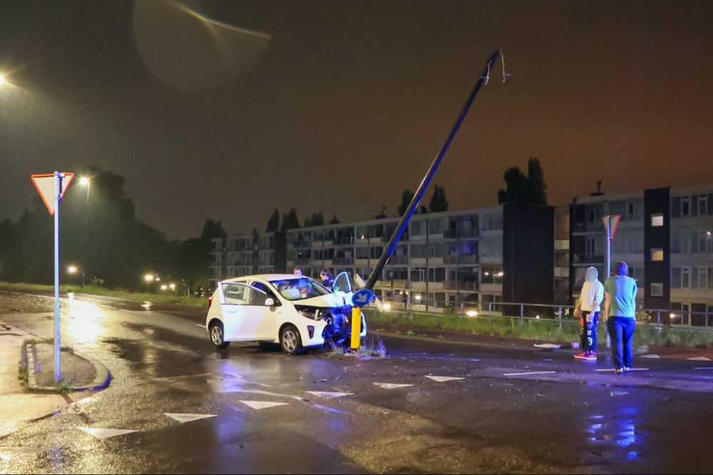 Auto knalt midden in de nacht op lantaarnpaal op Maassluissedijk