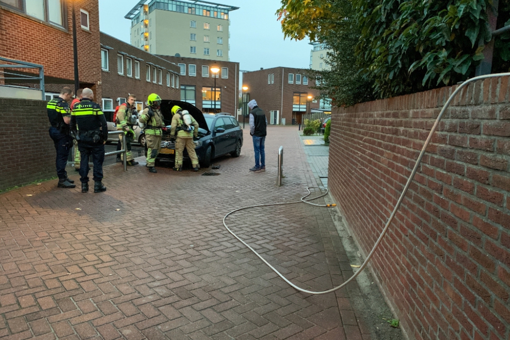 Brand onder motorkap geblust met tuinslang
