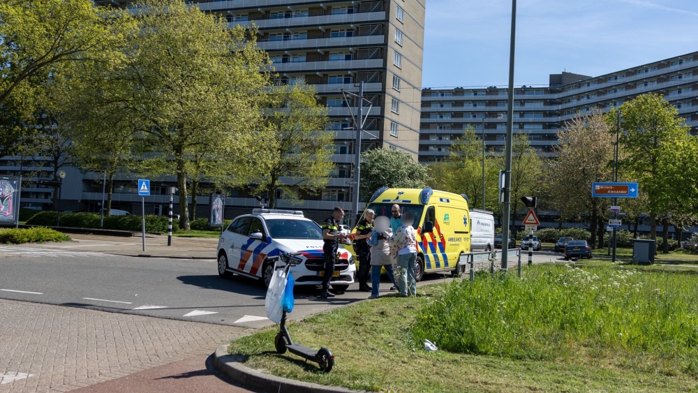 Twee dames rijden op elektrische step in Schiedam tegen auto aan