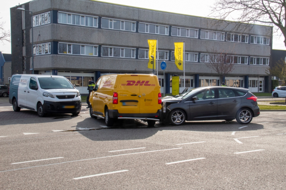 Drie auto's knallen op elkaar op de 's-Gravelandseweg