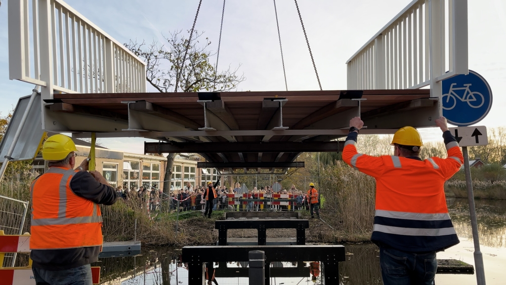 Brug verbindt de Meeuwensingel weer met OBS Het Windas: &#039;Twee minuten werk&#039;