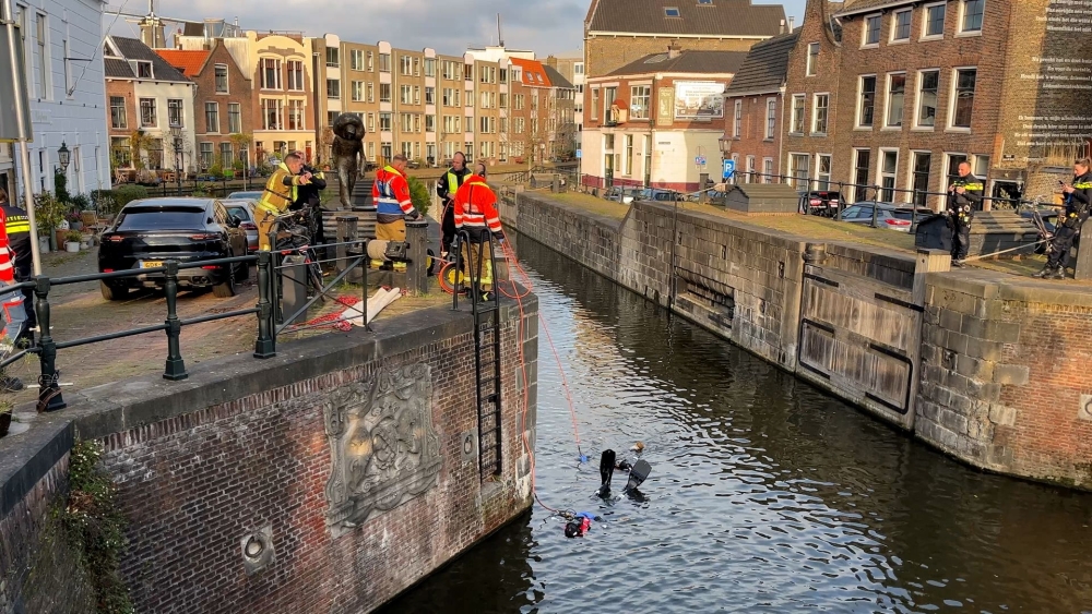 Hulpdiensten rukken uit voor persoon te water in Schiedam, blijkt laars te zijn