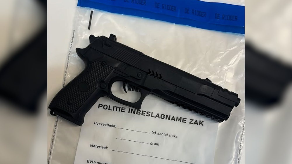 Twee winkeldieven met vuurwapen op heterdaad betrapt in Schiedam