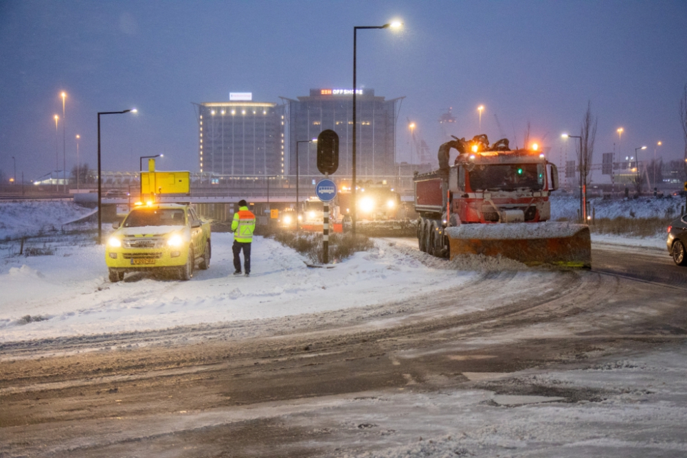 Oprit A4 afgesloten door wegglijdende auto's, geen treinen en minder trams en metro's