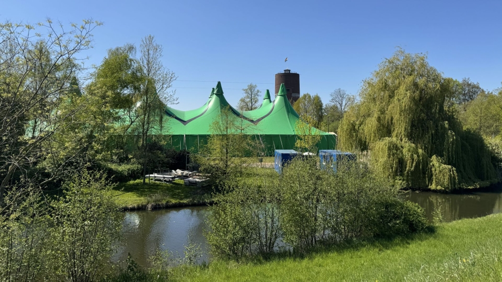 De grote tent in het Oranjepark waar een groot Koningsdagfeest wordt gehouden