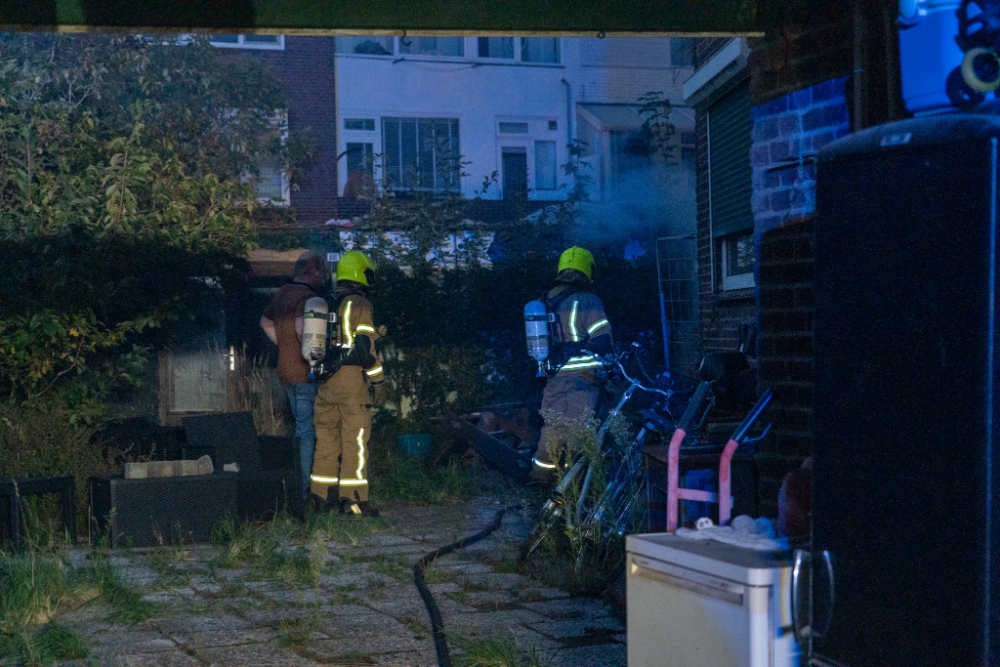 Vlaardinger maakt vuurtje in tuin, brandweer moet het blussen
