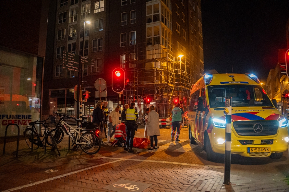 Vrouw valt met fiets en belandt in het ziekenhuis