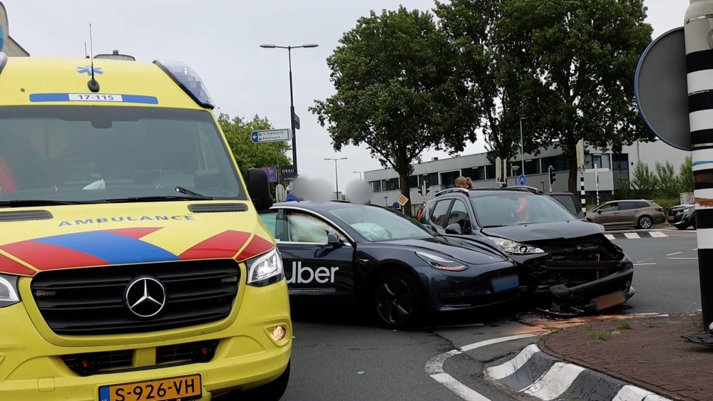 Flinke aanrijding bij oprit snelweg, veel schade en geactiveerde airbags