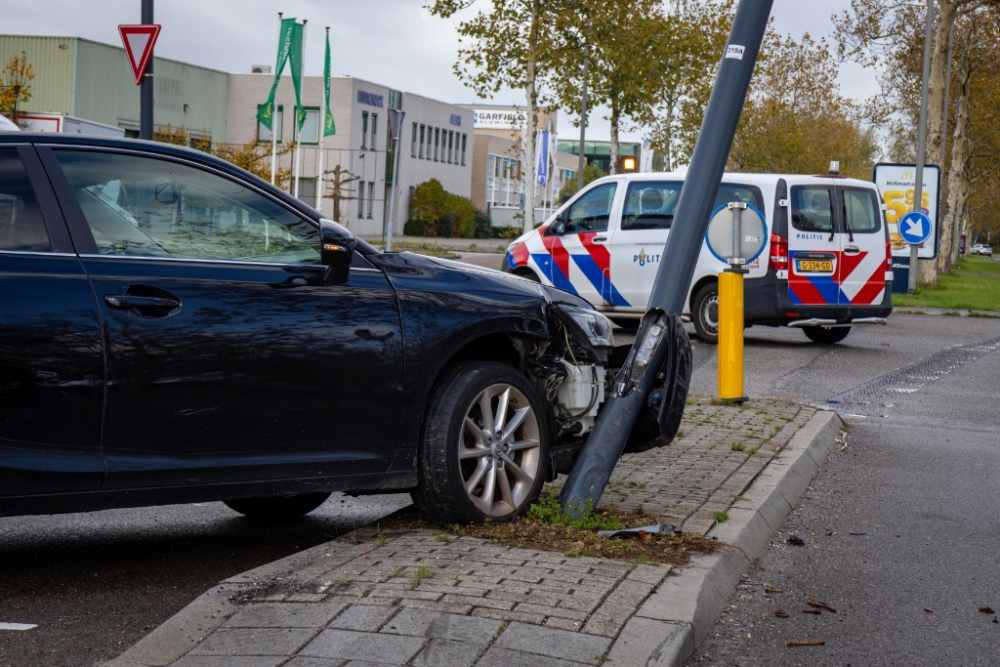 Automobilist verliest controle: auto knalt vol op lantaarnpaal