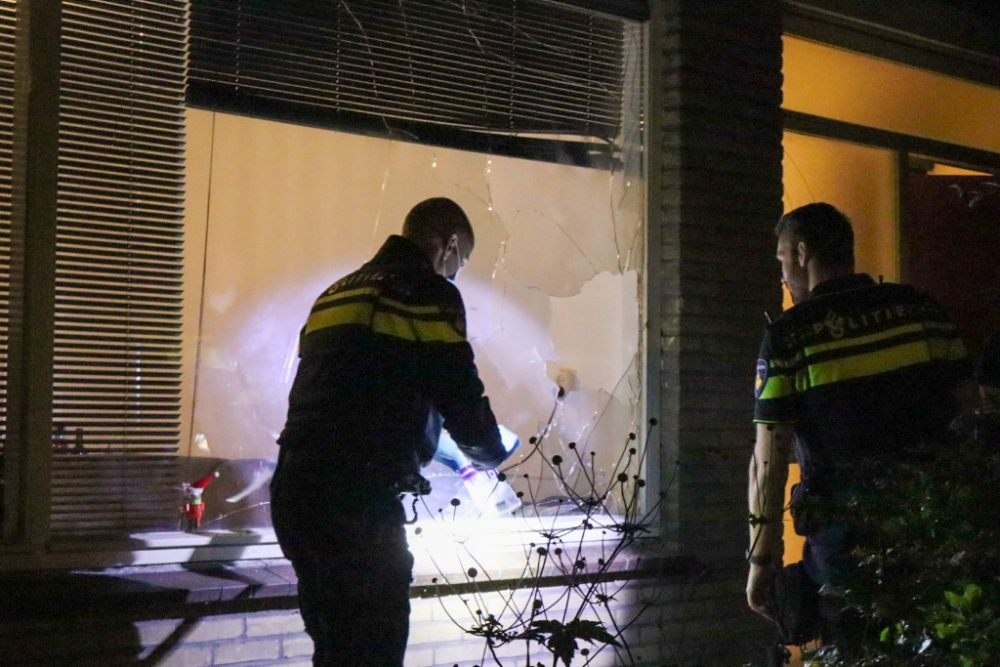 Explosie vernielt ruit in Holy-Zuid, politie stelt onderzoek in