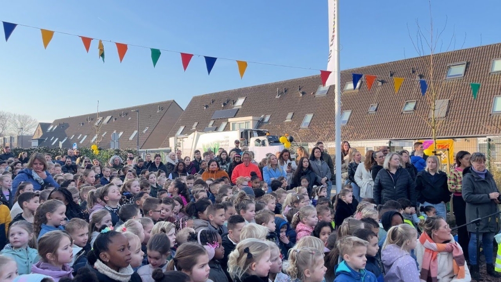 Dubbel feest op De Regenboog: nieuw schoolplein en jubileumviering Schiedam
