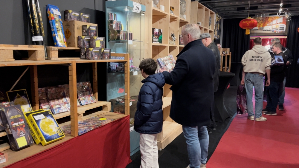 Laatste vuurwerkverkoop in Vlaardingen en Schiedam: ‘Na 47 jaar nog één keer knallen’