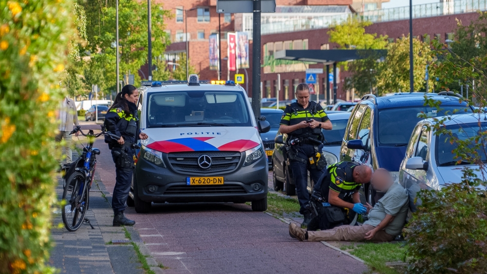 Fietser belandt met fiets en al in achterruit van geparkeerde auto in Vlaardingen