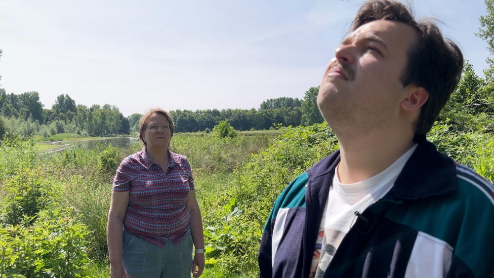Ada laat kijken, voelen en ‘snuffelen als een hondje’ in Vlaardingse Broekpolder