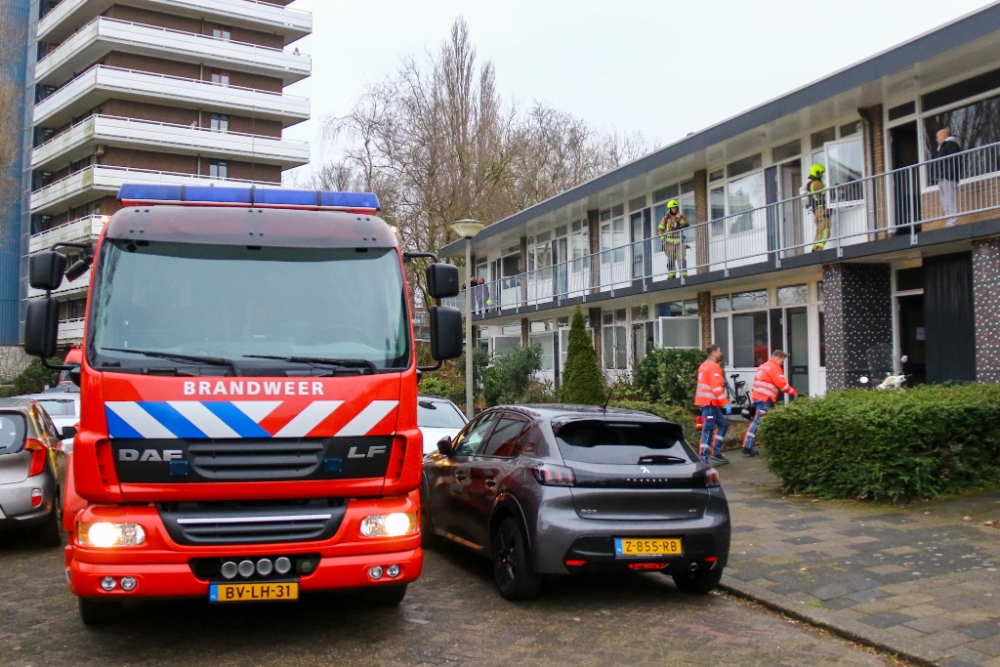 Vrouw naar ziekenhuis na vlam in de pan