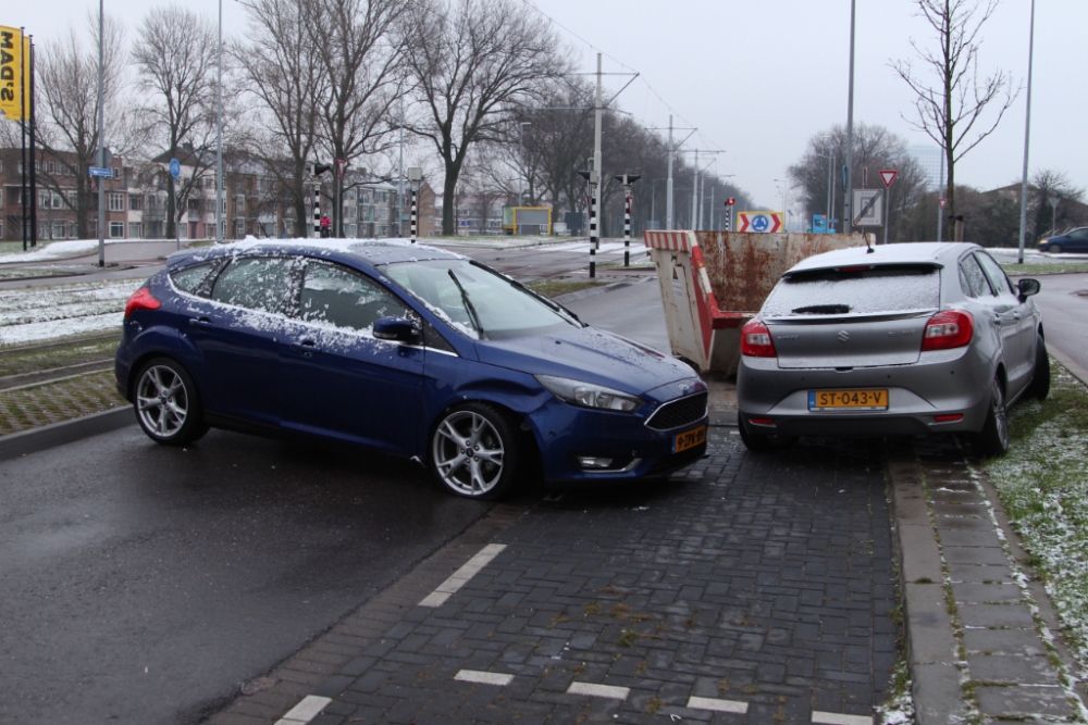 Auto knalt op geparkeerde auto's