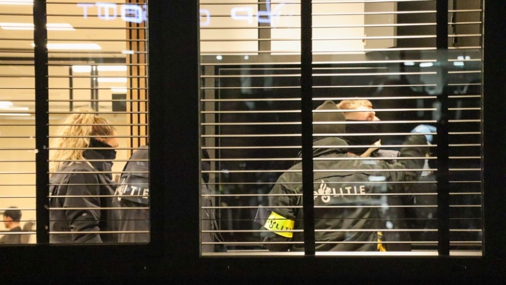 Een inval van de politie in een bedrijfspand, foto ter illustratie