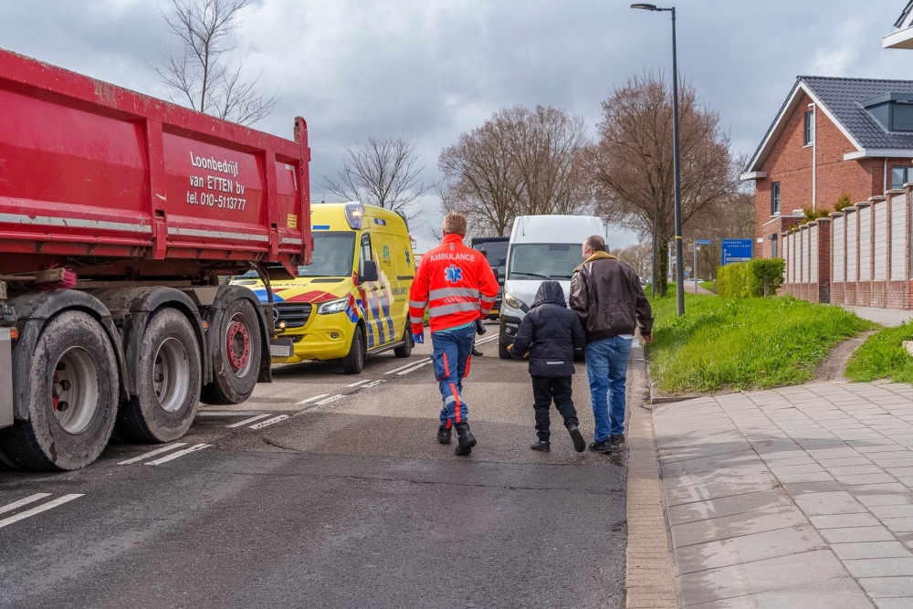 Vrachtwagenchauffeur aangehouden na botsing op auto waar kind in zat