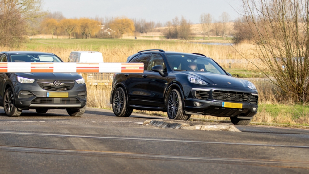 Stilstaande treinen zorgen voor slalommende automobilisten