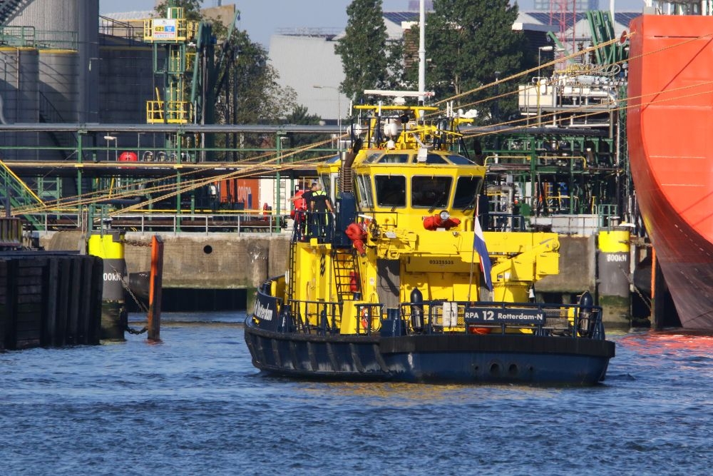 Palmolie lekt van schip bij Vopak het water in, hulpdiensten maken plan van aanpak