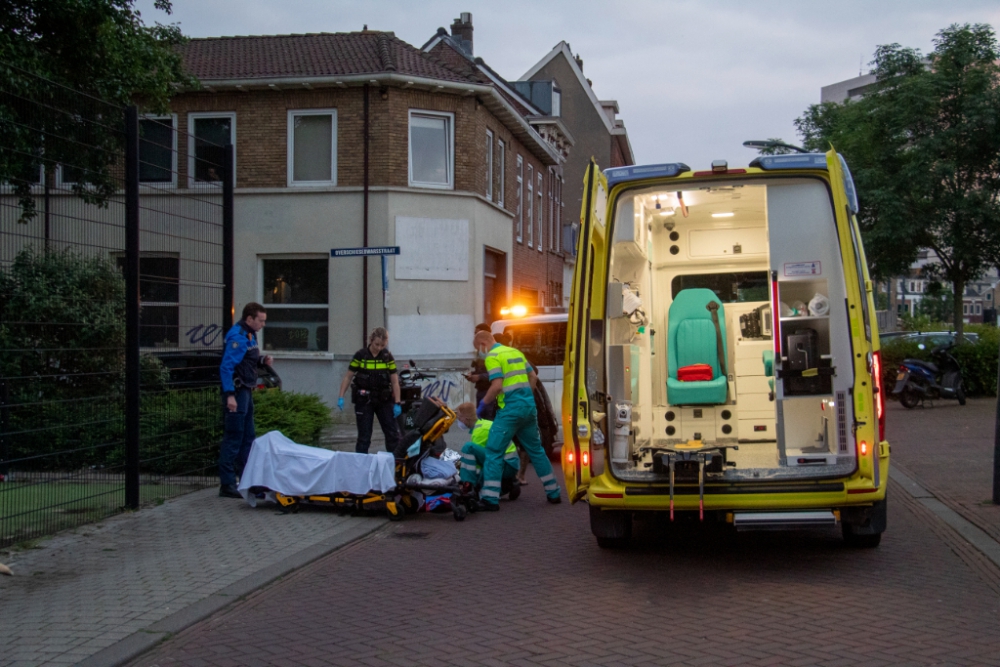 Scooterrijder flink gewond na aanrijding met bestelbusje op de Overschiesestraat