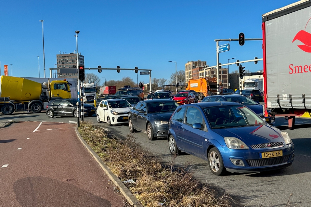 Verkeerschaos door afgesloten buis Beneluxtunnel na ongeval