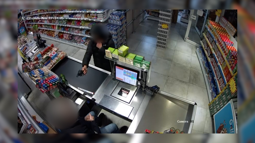 Winkelmedewerker houdt hoofd koel en voorkomt gewapende overval in Schiedam