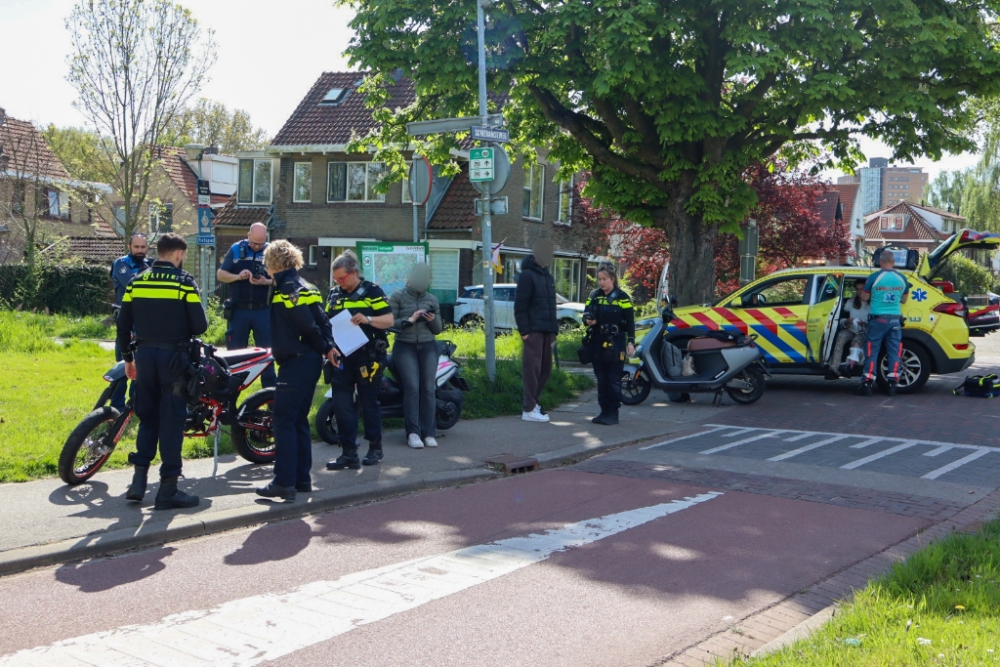 Scooters botsen op fietspad in Schiedam, vrouw lichtgewond