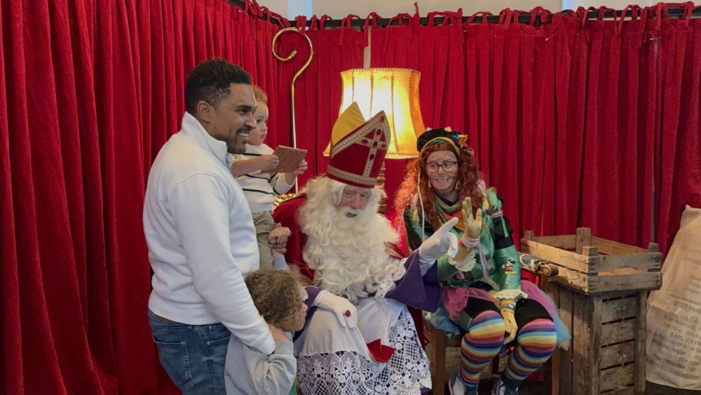 Drukte in Schiedams Sinterklaaspakhuis: kinderen bakken pepernoten met pieten