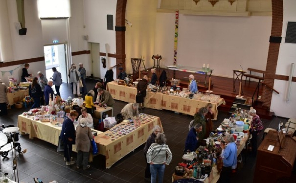 Lentemarkt in de Bethelkerk haalt 4900 euro op voor familie Mostert