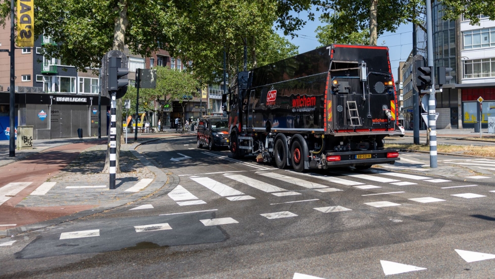 Een gespecialiseerd bedrijf maakt de weg schoon