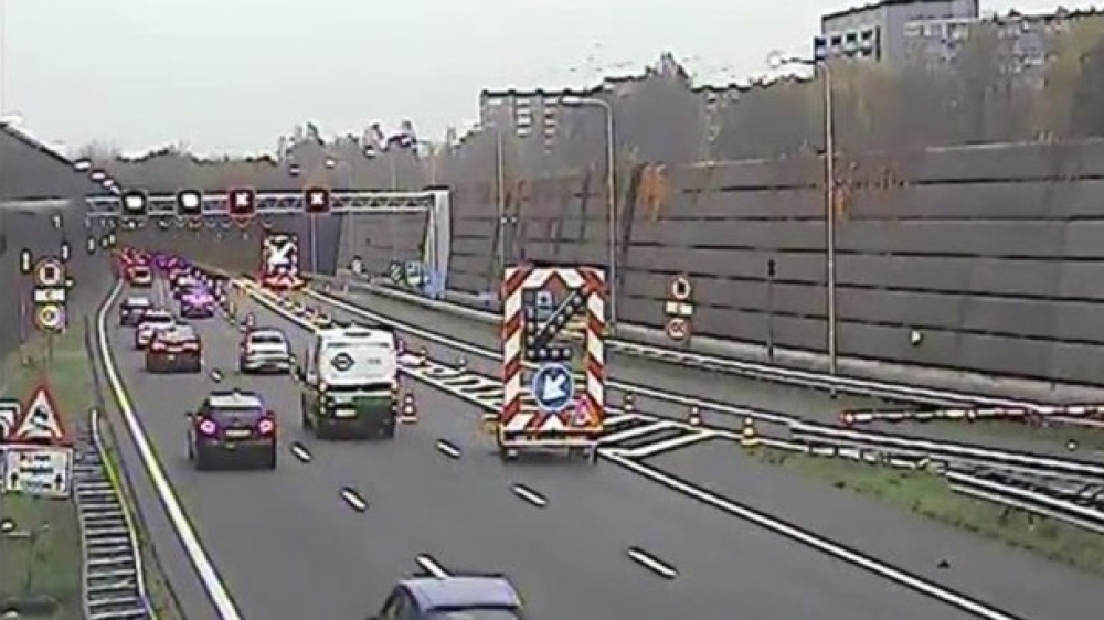 Olie op de weg bij de Ketheltunnel zorgt voor file