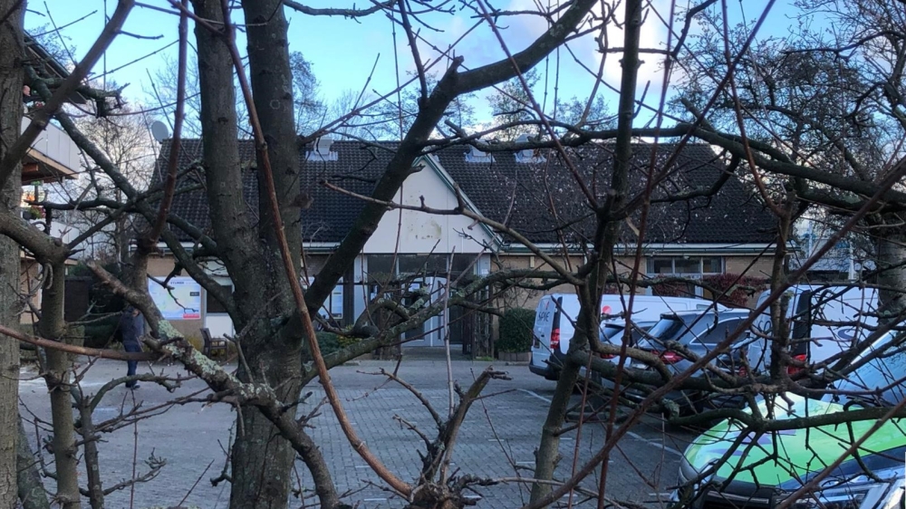 Het Vlaardingse hotel waar de asielzoekers verblijven, waar de Campanile-borden inmiddels verwijderd zijn