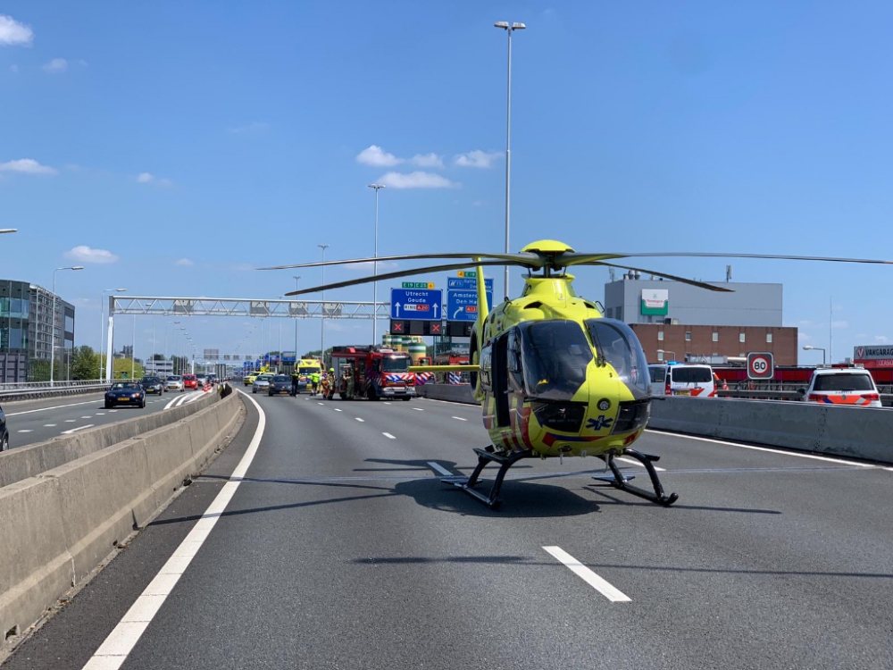 A20 uren dicht na ongeval, traumahelikopter landt op snelweg