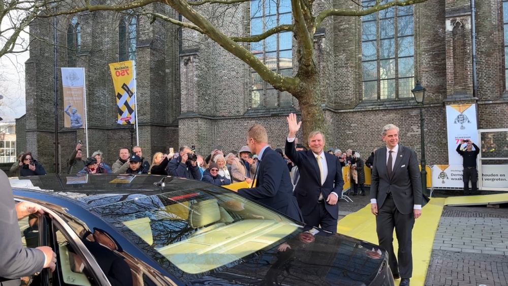 Koning Willem-Alexander bezoekt militaire oefening in Schiedamse haven