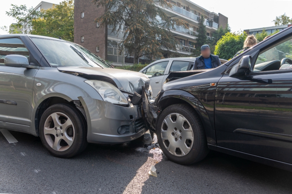 Auto belandt op verkeerde weghelft: botsing in Vlaardingen