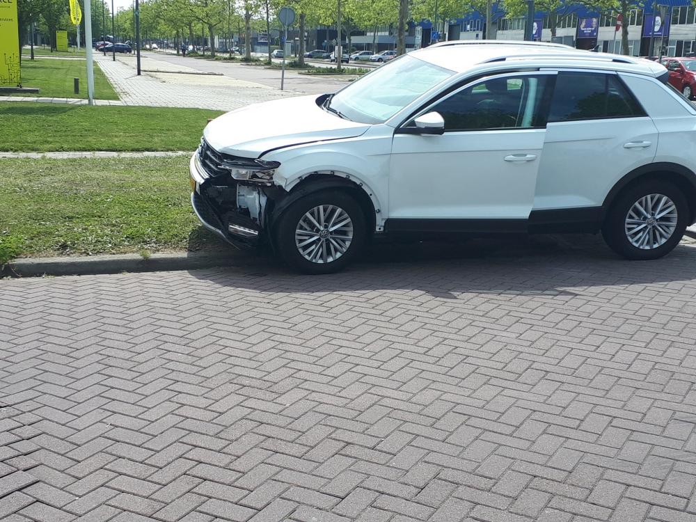 Twee auto's weggetakeld na botsing