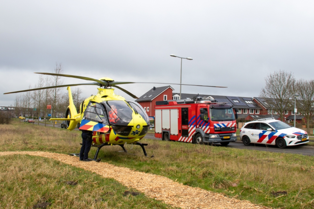 Traumahelikopter landt voor medische noodsituatie in Schiedamse woonwijk