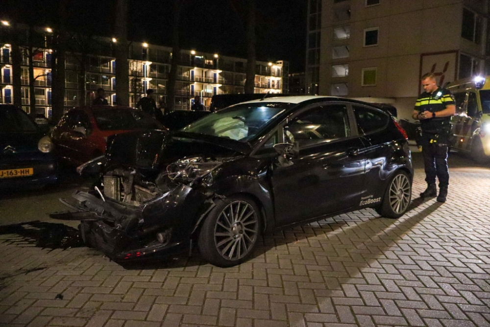 Forse aanrijding tussen twee auto&#039;s, inzittende slaat op de vlucht