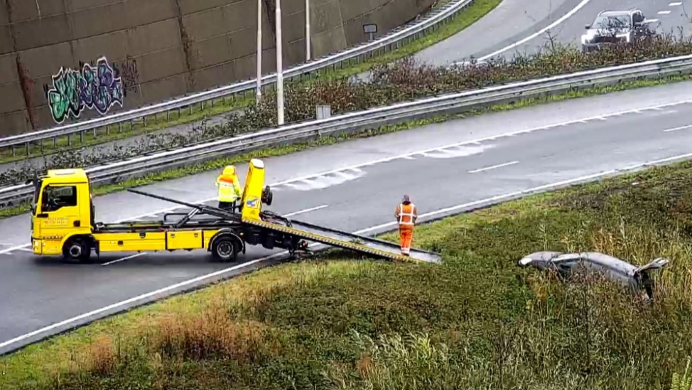Auto vliegt uit de bocht en inzittenden klimmen via kofferbak uit het voertuig